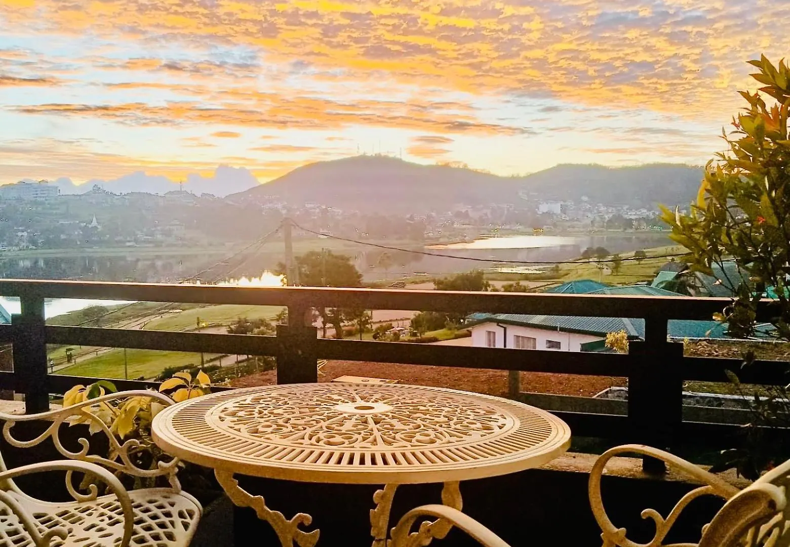 Queens Lake Cabin Nuwara Eliya Hotel